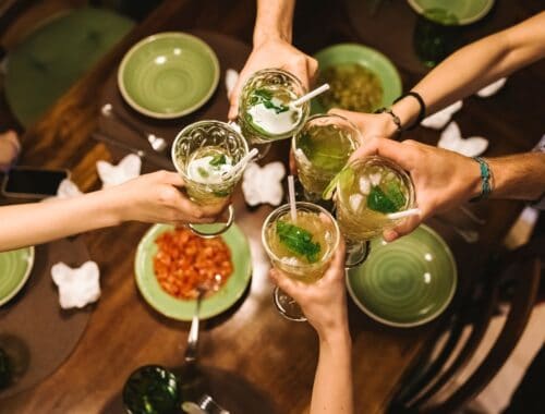 Refreshing green cocktails with mint and ice to promote health and wellness at a social gathering.